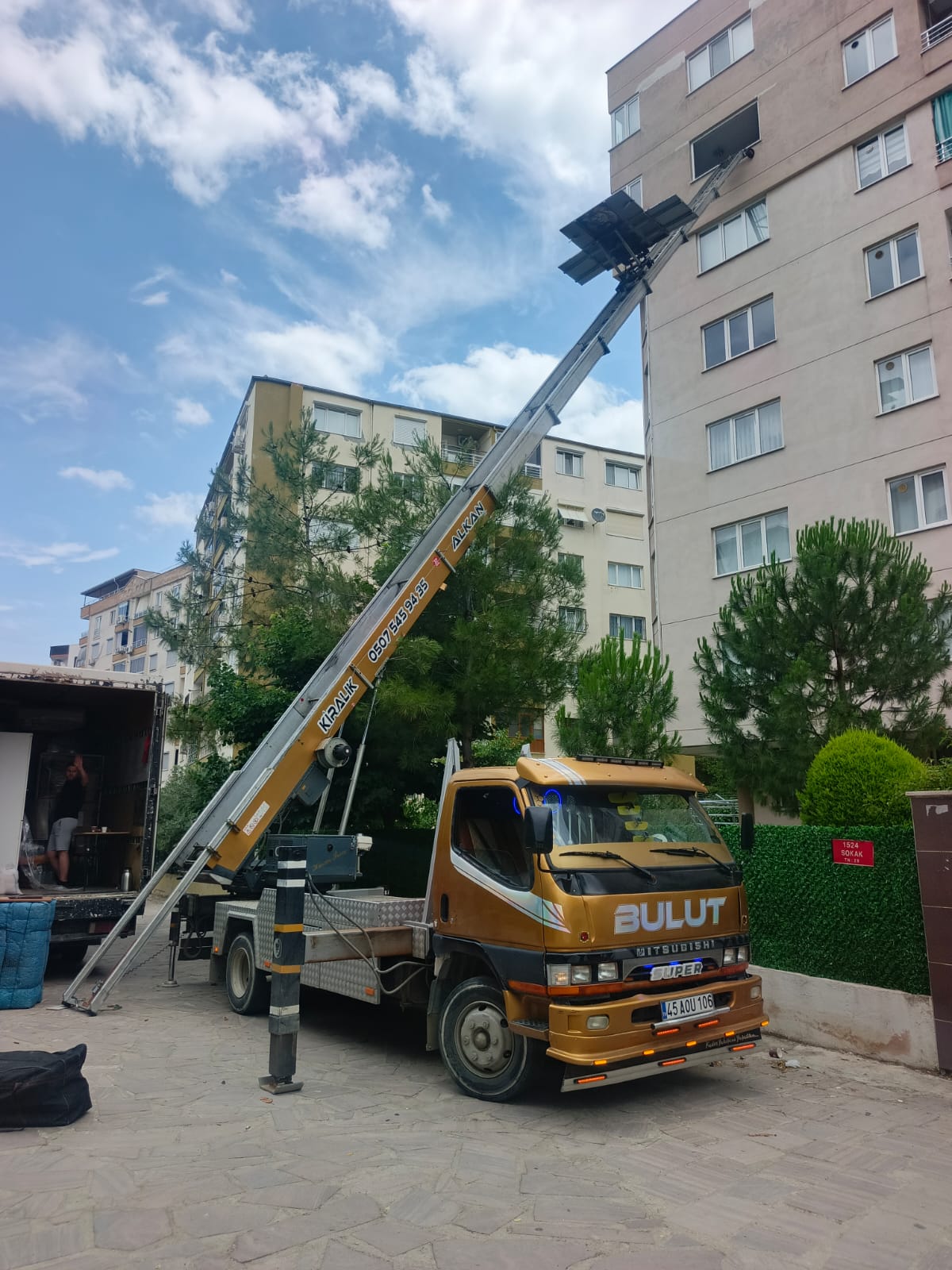 Yüksek kata uzanan kiralık mobil asansör