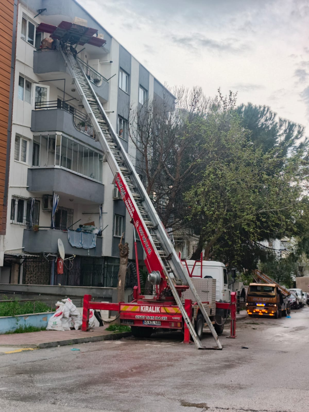 Site içinde kurulmuş kiralık mobil asansör